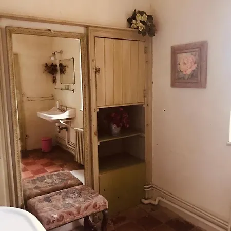 Au Chateau De Mauvaisin